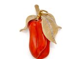 une image représentant un poivron rouge avec une feuille dessus