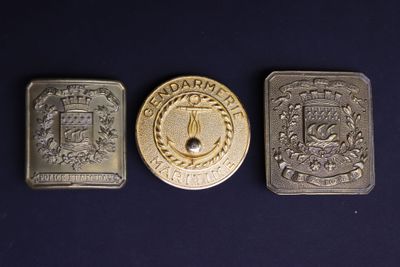 trois types de pièces différents sur une surface noire