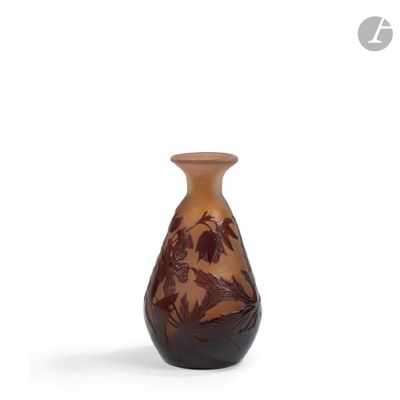 un petit vase orné d'un motif marron et noir