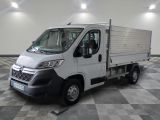 un camion blanc garé sur un sol à carreaux