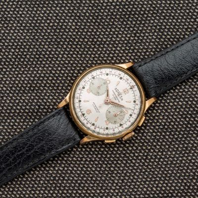 gros plan d'une montre sur une surface noire