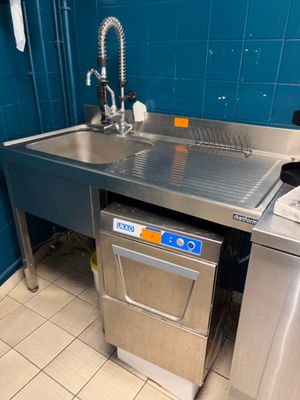 un évier en inox et un lave-vaisselle dans une salle de bains bleue