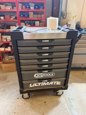 une photo d'un chariot à outils dans un garage
