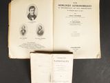 un livre ouvert posé sur une table à côté d'un livre ouvert