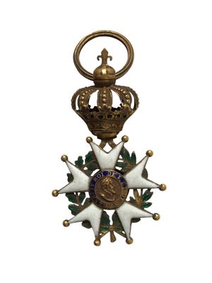 l'image d'une médaille surmontée d'une couronne