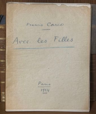 un vieux livre posé sur une table en bois, à côté d'un couteau et d'une fourchette