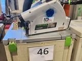 une photo d'une scie sauteuse filaire posée sur une boîte