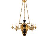 un lustre noir et doré suspendu à une chaîne
