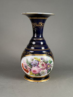 VASE en porcelaine de Paris décor de fleurs et dorure.