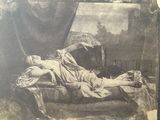 une vieille photo d'une femme allongée sur un canapé