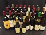 beaucoup de bouteilles de vin sur la table