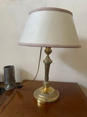 une lampe posée sur une table en bois