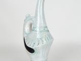 un vase en verre avec une anse noire sur fond blanc