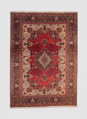 un tapis rouge et beige orné d'un motif en médaillon