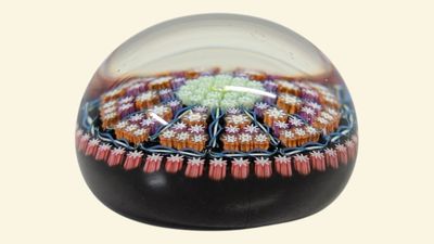 une boule de verre contenant une fleur