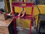 une photo d'un établi avec des outils dessus, dans un garage