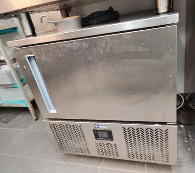 un four en acier inoxydable posé sur un plan de travail dans une cuisine