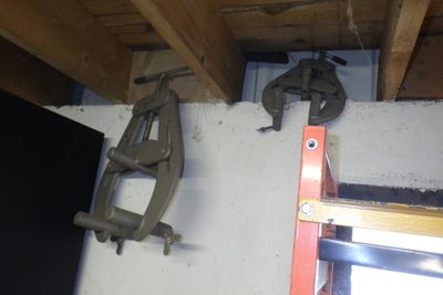 deux pinces accrochées au mur à côté d'une échelle