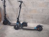 deux scooters garés l'un à côté de l'autre