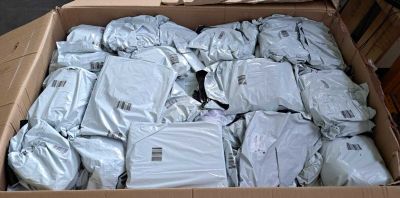 une boîte en carton remplie de nombreux sacs de voyage