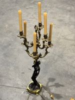 Candélabre à décor de femme en bronze supportant 6 lumières.