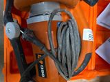 une boîte orange contenant un souffleur filaire et un tuyau