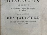 un vieux livre posé sur une table