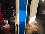 une photo d'un casier bleu dans un entrepôt
