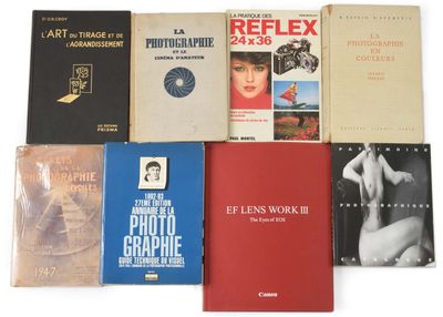 plusieurs livres sont empilés sur une surface blanche