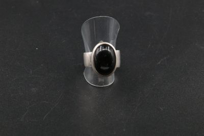 un gros plan d'une bague contenant une pierre noire