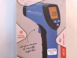 une photo d'un thermomètre numérique bleu et noir dans une boîte