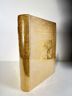 un vieux livre posé sur une table blanche à côté d'un mur blanc