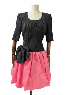 robe noire et rose sur un mannequin, mannequin, mannequin, mannequin, mannequin, mannequin, mannequin, mannequin, manne