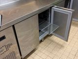 une cuisine équipée de plans de travail et d'armoires en acier inoxydable