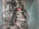 une boîte métallique contenant tout un tas de fils