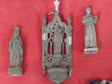 de nombreux objets religieux accrochés à un mur rouge