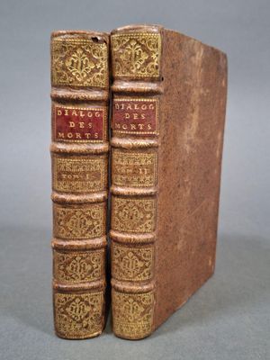 deux vieux livres sont empilés sur une table