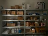 beaucoup de boîtes et de cartons sur les étagères de la pièce