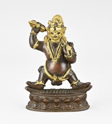 une image représentant une statue en bronze d'un homme tenant un oiseau dans la main