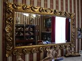 un grand miroir accroché au mur de la pièce
