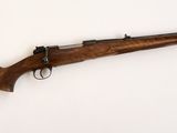 un fusil accroché au mur sur un fond blanc