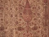 un tapis persan ancien orné d'un motif rouge et beige