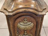 une petite boîte en bois ornée d'un motif doré