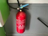 un extincteur dans un coin de la salle de bains