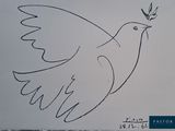 un dessin représentant un oiseau tenant une brindille dans son bec