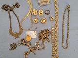 plusieurs types différents de bijoux en or sur un fond bleu