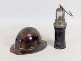 une petite lampe placée à côté d'un casque de chantier