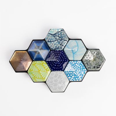 Plusieurs hexagones de différentes couleurs sont disposés selon un motif hexagonal.