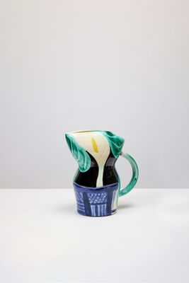 un gros plan d'un vase bleu et blanc posé sur une table