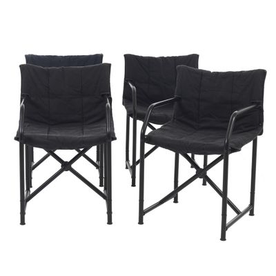 une paire de chaises pliantes noires avec accoudoirs et pieds